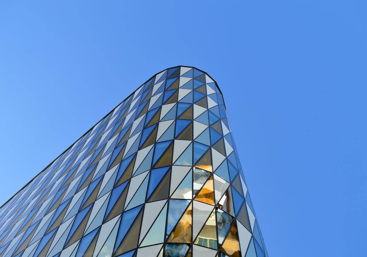 意甲媒体透露：米兰在冬季继续启动后防线的补强计划，目前已有三位目标人选